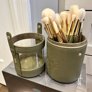 Kjh 25 piece brush set with brush holder in great condition. Barely used.